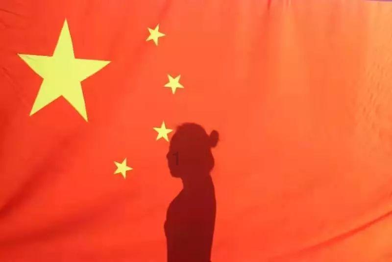 闪亮派对上的女孩